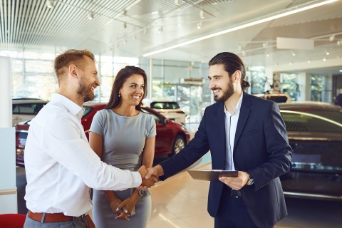 paar krijgt een credit union gebruikte auto lening