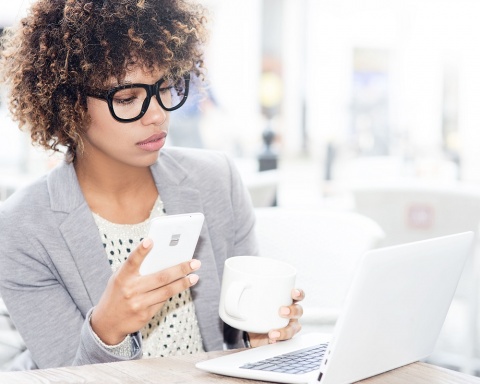 woman researches how to choose a credit card online