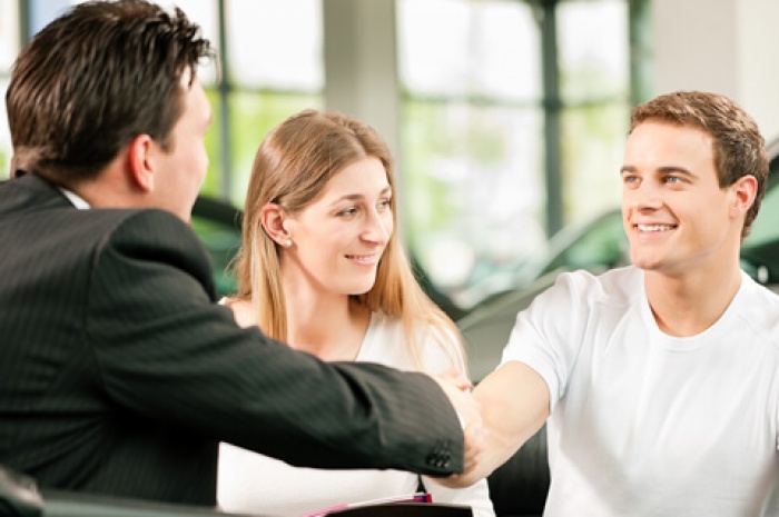 couple deciding to finance a car vs. lease